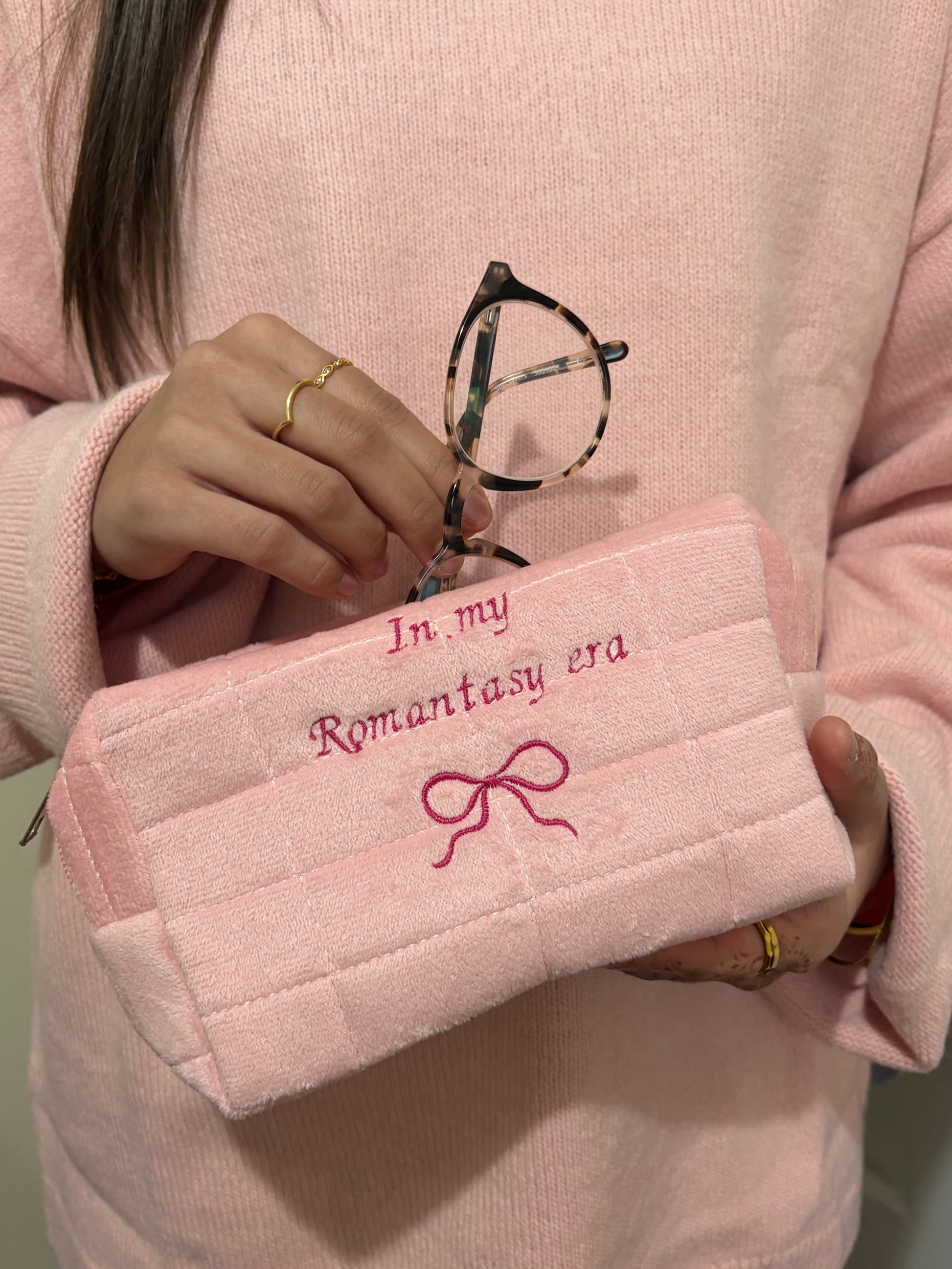 Novelti | In My Romantasy Era Pouch - Pink Bookish Pencil Case & Makeup Bag - Aesthetic Annotation Kit for Readers"

"In My Romantasy Era": This targets the specific "era" trend which is a high-volume keyword on TikTok and Google.
"Pencil Case & Makeup Bag": 